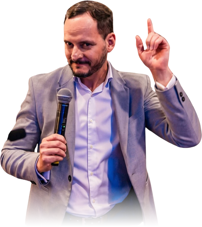 Fabrício Lázaro com o microfone na mão, apontando para cima