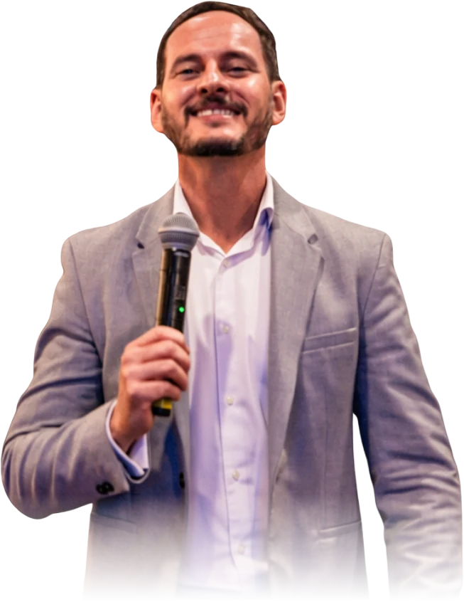 Fabrício Lázaro sorrindo, com o microfone na mão