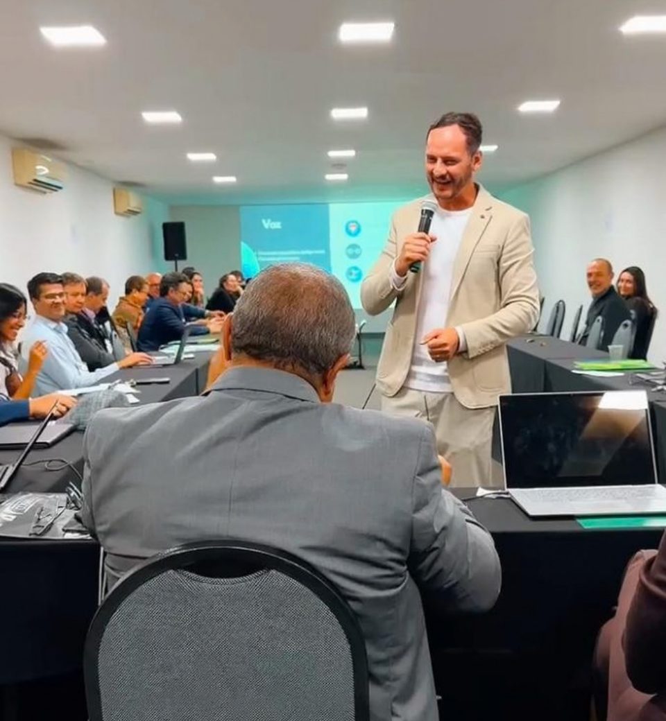 Fabrício Lázaro conduzindo treinamento in company em auditório