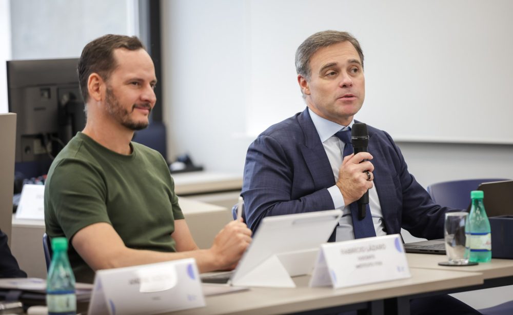 Fabrício Lázaro dando aula no Instituto ITER